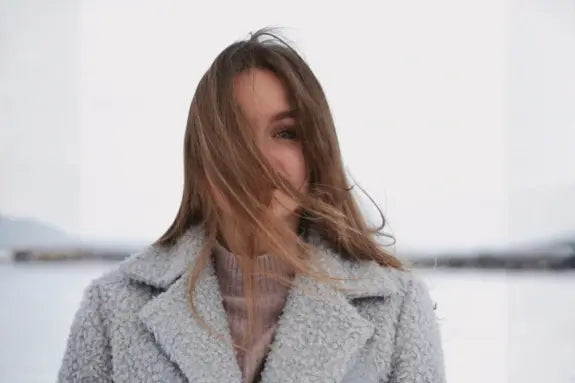 Frio resseca o cabelo? Descubra o que realmente acontece com os fios no inverno
